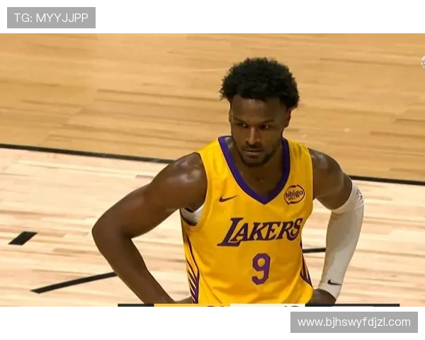 布朗尼左手变向转身后仰压哨命中展现丝滑小连招绝技